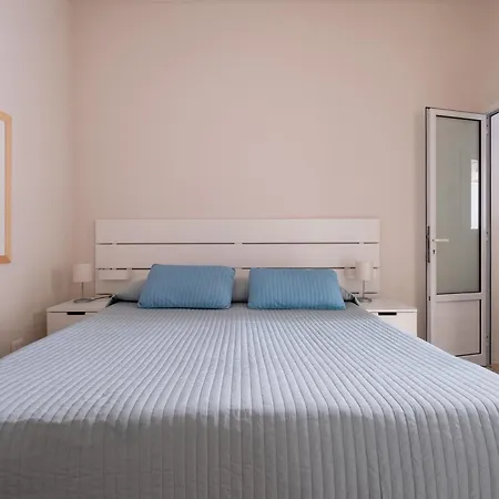 Donna Teresa Nyaraló *